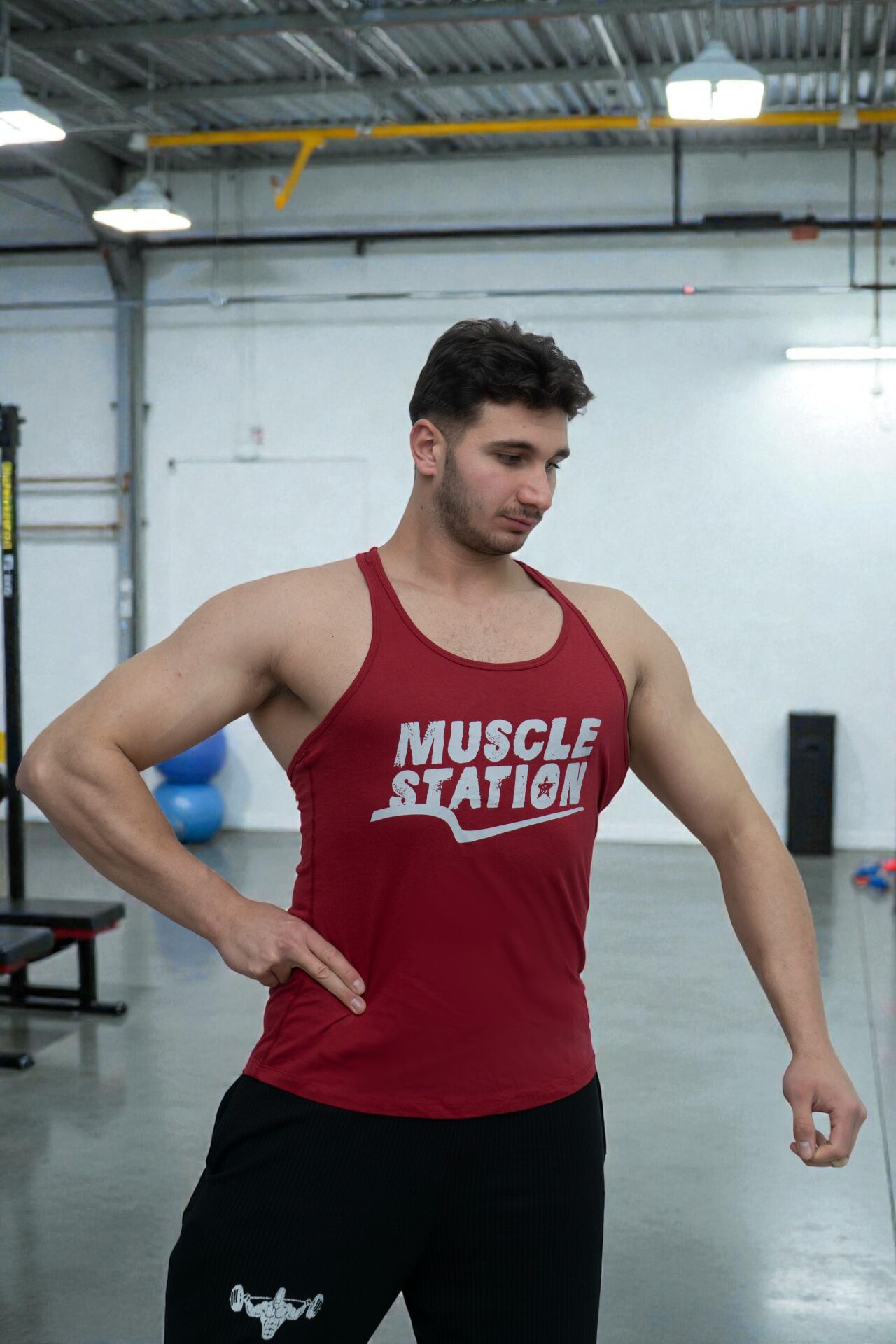 MUSCLE STATİON KIRMIZI SPORCU ATLETİ