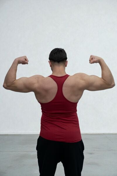 MUSCLE STATİON KIRMIZI SPORCU ATLETİ