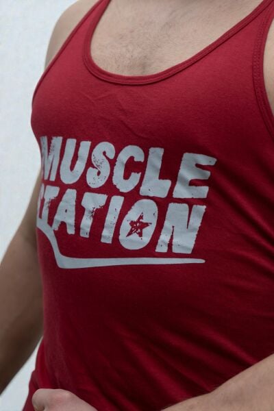 MUSCLE STATİON KIRMIZI SPORCU ATLETİ